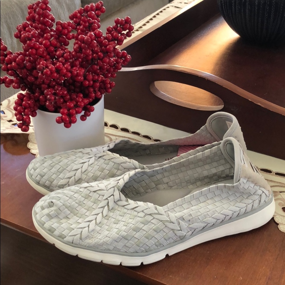 Barely worn size 10 Skechers